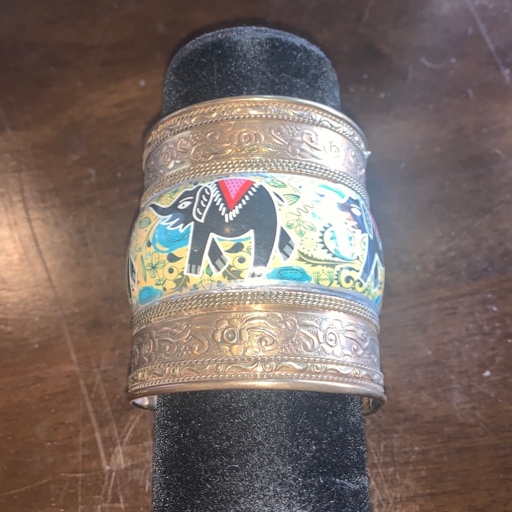 Beautiful elephant cuff in great condition.